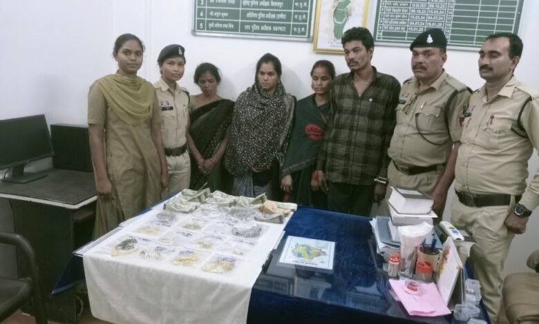 शातिर महिला चोरों का गिरोह पकड़ा गया 2-3 साल से करते आ रहे थे चोरी, CCTV से हुआ खुलासा 1 IMG 20250407 191458