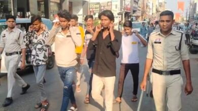 आरक्षक से मारपीट करने वाले 6 आरोपी गिरफ्तार, कोतवाली पुलिस ने निकाला जुलूस 3 IMG 20250408 191712 1