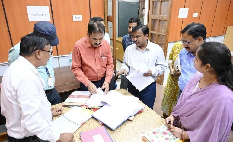 संभागायुक्त का आकस्मिक निरीक्षण, कलेक्टोरेट और अस्पताल की व्यवस्थाओं पर सख्ती 1 IMG 20250411 162756