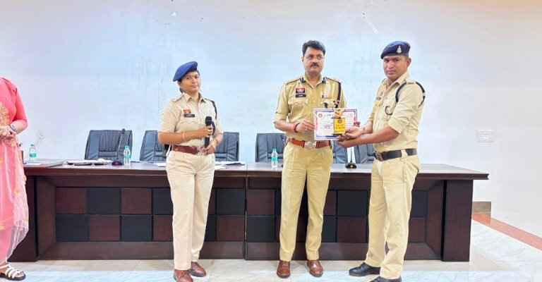 डायल-112 की समीक्षा बैठक में 40 जवान सम्मानित, हर महीने 4 “कॉप ऑफ द मंथ” होंगे घोषित 1 IMG 20250413 094036