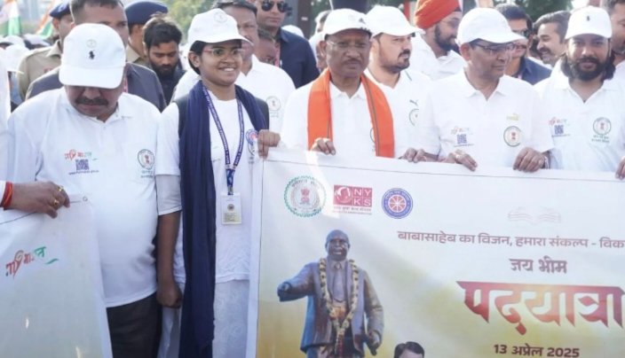 रायपुर में ‘जय भीम पदयात्रा’ का शुभारंभ, मुख्यमंत्री ने बाबा साहब को नमन किया 1 IMG 20250413 100332
