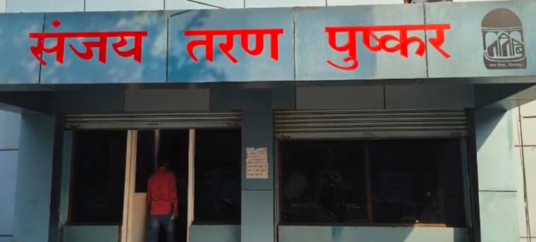 गर्मी में संजय तरण पुष्कर बना राहत का ठिकाना, तैराकी के लिए लगी लंबी कतारें 1 IMG 20250413 102441