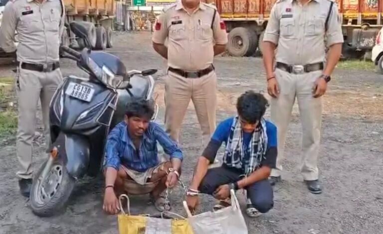 स्कूटी से कर रहे थे महुआ शराब की तस्करी, कोतरारोड़ पुलिस ने पकड़ा 1 IMG 20250414 191817