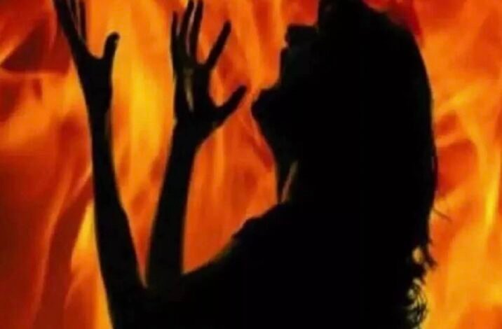बालोद: महिला की संदिग्ध मौत से गांव में आक्रोश, सैकड़ों ग्रामीणों ने थाने का किया घेराव 1 IMG 20250416 140611