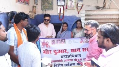 धरसीवा में विधायक अनुज शर्मा ने किया 'मोर द्वार साय सरकार' अभियान का शुभारंभ, ग्रामीणों को मिला योजनाओं का लाभ 2 IMG 20250418 123950
