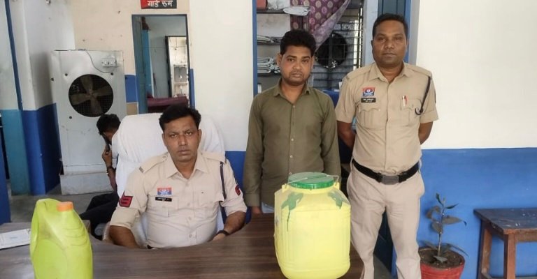 कोनी में पुलिस की छापेमारी, 40 लीटर अवैध महुआ शराब जब्त – दो आरोपी गिरफ्तार 1 IMG 20250418 221232
