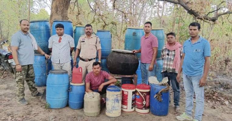 रायगढ़: जंगल में बन रही थी अवैध महुआ शराब, पुलिस ने मारा छापा, 220 लीटर शराब जब्त 1 IMG 20250421 140609