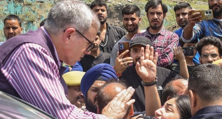 रामबन में बाढ़ का कहर: सीएम उमर अब्दुल्ला ने किया प्रभावित इलाकों का दौरा, लोगों ने लगाई मदद की गुहार 1 IMG 20250422 131034