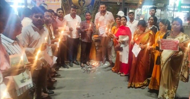 आतंकवाद के खिलाफ भाजयुमो का प्रदर्शन, पुतला दहन कर दी श्रद्धांजलि 1 IMG 20250424 112652