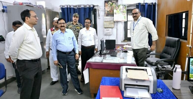 कलेक्टर संजय अग्रवाल ने किया कार्यालय का निरीक्षण, अनुपस्थित कर्मचारियों पर सख्ती 1 IMG 20250429 122104
