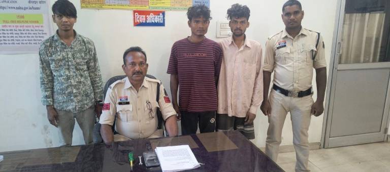 प्रीमियम शराब दुकान में चोरी करने वाले तीन चोर गिरफ्तार, पार्टी और मोबाइल पर उड़ाए पैसे 1 IMG 20250429 122317