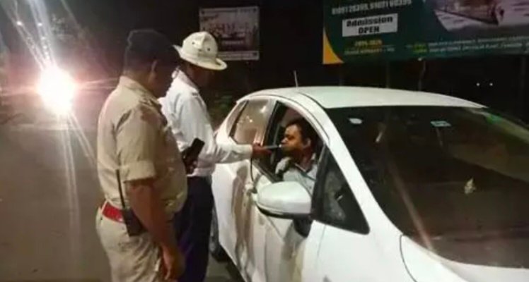 शराब पीकर वाहन चलाने वालों पर दुर्ग ट्रैफिक पुलिस का बड़ा एक्शन, अब तक 10 लाख से ज्यादा का चालान 1 IMG 20250430 103232