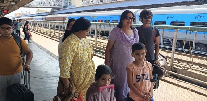 कश्मीर में फंसे 55 यात्री लौटे छत्तीसगढ़, सुनाई "पहलगाम" की दर्दनाक आपबीती