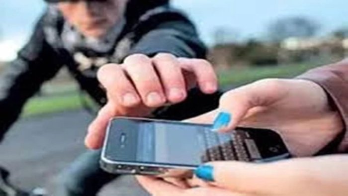 दिनदहाड़े युवती से मोबाइल लूट, दोपहिया सवार बदमाशों ने दिया वारदात को अंजाम