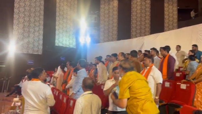 Municipal Corporation News: निगम में प्रस्ताव को लेकर बवाल, कांग्रेस ने लगाया आरोप तो, बीजेपी ने लगाए कांग्रेस राष्ट्र विरोधी के नारे 1 निगम में प्रस्ताव को लेकर बवाल, कांग्रेस ने लगाया आरोप तो, बीजेपी ने लगाए कांग्रेस राष्ट्र विरोधी के नारे