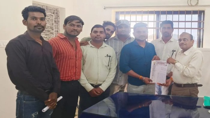 Opposition to the sugar factory: श्रमिक कल्याण संघ ने सौंपा ज्ञापन, शक्कर कारखाना के निजीकरण का कर रहे विरोध 1 श्रमिक कल्याण संघ ने सौंपा ज्ञापन, शक्कर कारखाना के निजीकरण का कर रहे विरोध