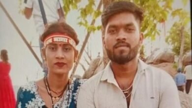 हाइवा ने नवदंपत्ति को मारी टक्कर, हालत गंभीर