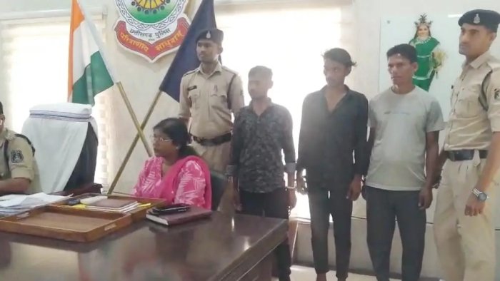 Smuggler arrested: 3 तस्कर गिरफ्तार, सवा लाख की अवैध शराब जब्त 1 3 तस्कर गिरफ्तार, सवा लाख की अवैध शराब जब्त