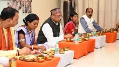 CM साय ने महिला श्रमिकों के साथ किया भोजन, कहा-अब मजदूर का बच्चा मजदूर नहीं रहेगा