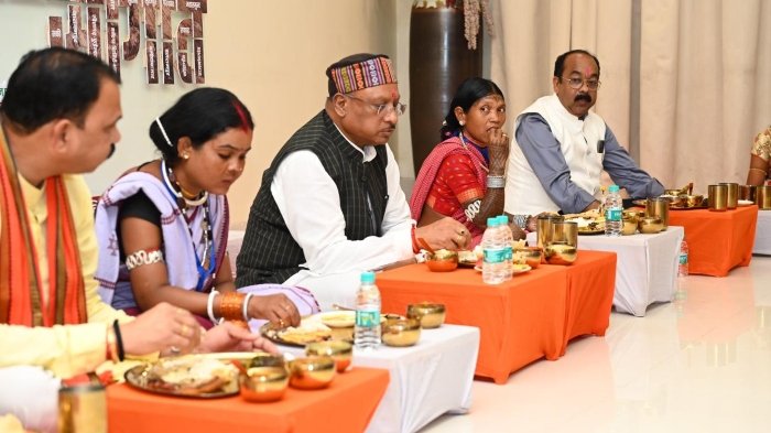 Labor Day: CM साय ने महिला श्रमिकों के साथ किया भोजन, कहा-अब मजदूर का बच्चा मजदूर नहीं रहेगा 1 CM साय ने महिला श्रमिकों के साथ किया भोजन, कहा-अब मजदूर का बच्चा मजदूर नहीं रहेगा