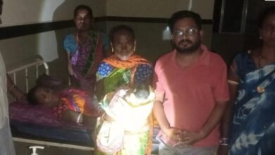 सरकारी अस्पताल का हाल-बेहाल, डॉक्टर ने टॉर्च जलाकर कराया प्रसव