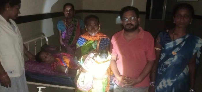 सरकारी अस्पताल का हाल-बेहाल, डॉक्टर ने टॉर्च जलाकर कराया प्रसव