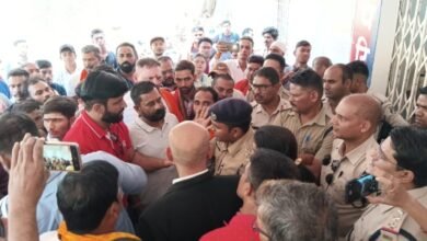 धर्मांतरण के विरोध में किया FIR दर्ज, हिंदू संगठनों ने किया थाने का घेराव