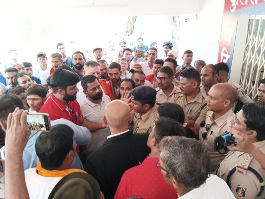 धर्मांतरण के विरोध में किया FIR दर्ज, हिंदू संगठनों ने किया थाने का घेराव