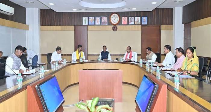 रायपुर:छत्तीसगढ़ कैबिनेट की बैठक में युवाओं, व्यापारियों और औद्योगिक विकास के लिए बड़े फैसले 1 befunky 2025 3 4 18 32 23