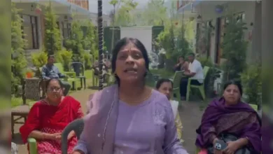 Tourist in Kashmir: "कश्मीर में फंसे छत्तीसगढ़ के 60+ टूरिस्ट, बोले – बहुत डर लग रहा है, हमें जल्द निकालिए!"