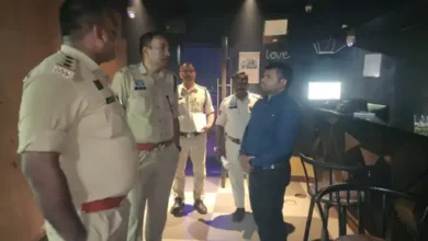 रायपुर के क्लब में देर रात छापेमारी, नशे में धुत युवक-युवतियां मिले 10 image 1 1744636645