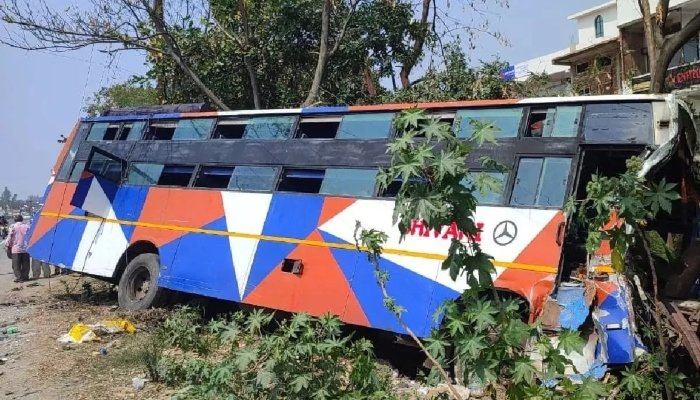 तेज रफ्तार बस पेड़ से टकराई, 20 यात्री घायल 1 image 2025 04 14T105017.457