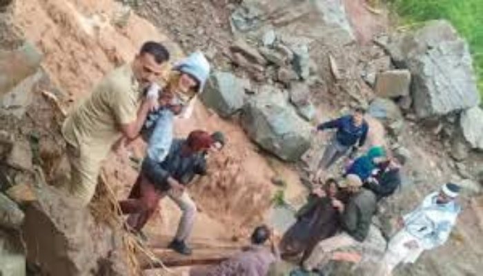 रामबन में बारिश और भूस्खलन से मची तबाही, लोगों ने कहा- "एक ही रात में हो गए बर्बाद" 1 image 2025 04 21T111027.530