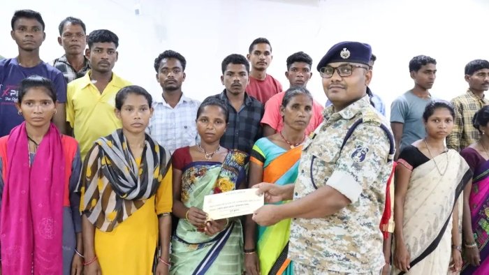 Big success in Bastar: 14 इनामी सहित कुल 24 माओवादियों ने किया सरेंडर 1 14 इनामी सहित कुल 24 माओवादियों ने किया सरेंडर