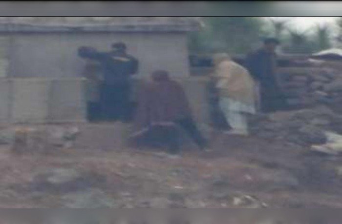 मुंह छिपाकर लड़ रही पाकिस्तान की सेना, PoK में आतंकी मदद करते पकड़ी गई 1 whatsapp image 2025 04 25 at 10.19.17