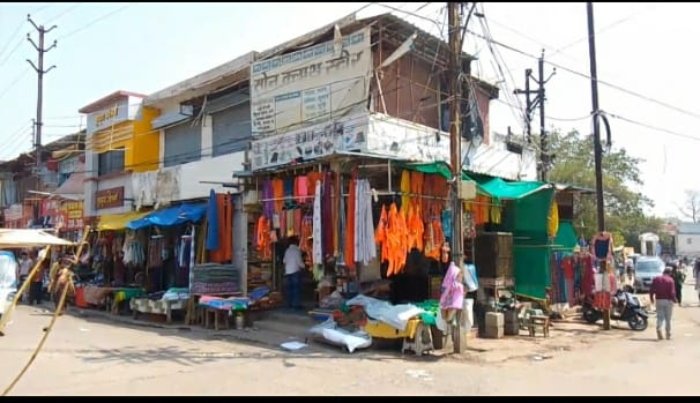 शनिचरी बाजार में शॉर्ट सर्किट से मचा हड़कंप, सतर्कता से टली बड़ी घटना