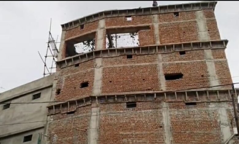 Illegal possession: नगर निगम की कार्रवाई जारी, नाले के पास का 4 मंजिला मकान धराशायी 1 नगर निगम की कार्रवाई जारी, नाले के पास का 4 मंजिला मकान धराशायी