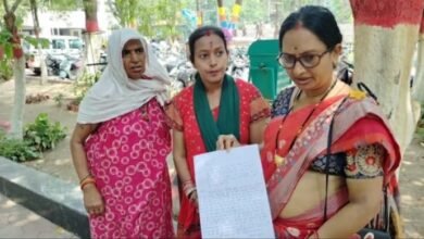 बैंक प्रबंधन की बड़ी लापरवाही, हितग्राहियों को योजना और पेंशन से किया वंचित, बुजुर्ग महिला ने कलेक्टर से लगाई गुहार