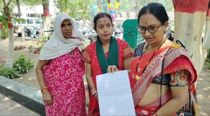 बैंक प्रबंधन की बड़ी लापरवाही, हितग्राहियों को योजना और पेंशन से किया वंचित, बुजुर्ग महिला ने कलेक्टर से लगाई गुहार