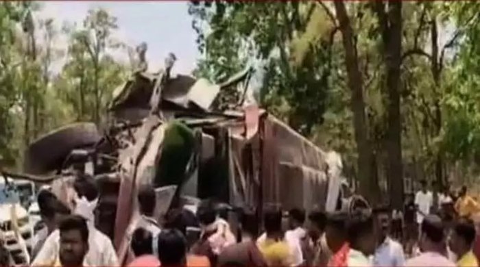 ट्रक और बस की जबरदस्त भिड़त, 10 यात्री घायल