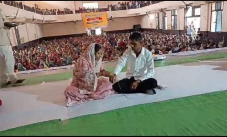 बिना दहेज के 17 मिनट में 4 जोड़े विवाह के बंधन में, समाज को मिला नया संदेश