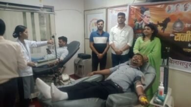 युवा कांग्रेस ने लगाया रक्तदान शिविर, राजीव गांधी की पुण्यतिथि पर 101 कार्यकर्ताओं किया रक्तदान
