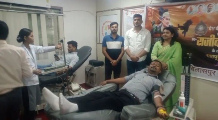 युवा कांग्रेस ने लगाया रक्तदान शिविर, राजीव गांधी की पुण्यतिथि पर 101 कार्यकर्ताओं किया रक्तदान