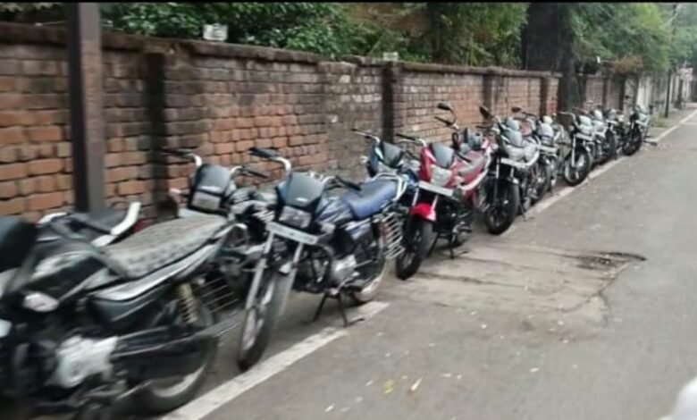 ईदगाह चौक बना "मिनी शो-रूम", सड़कें बनीं पार्किंग लॉट, निगम प्रशासन मौन