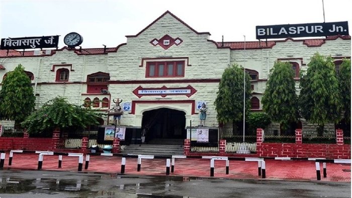 रेलवे प्रबंधन ने यात्रियों की सुरक्षा को लेकर की अनूठी पहल, बॉडी वार्न कैमरों से होगी निगरानी