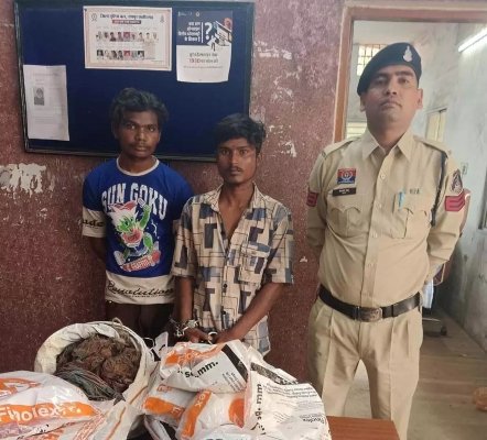 Thief arrested: निर्माणधीन मकान में चोरी करने वाले 2 आरोपी गिरफ्तार, डेढ़ लाख के सामान बरामद 1 निर्माणधीन मकान में चोरी करने वाले 2 आरोपी गिरफ्तार, डेढ़ लाख के सामान बरामद