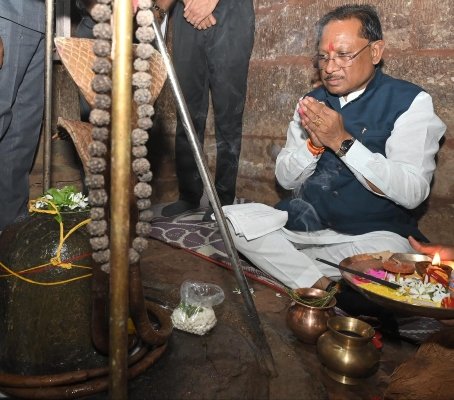 CM साय ने तेरहवीं शताब्दी के प्राचीन शिव और हनुमान मंदिर के किए दर्शन
