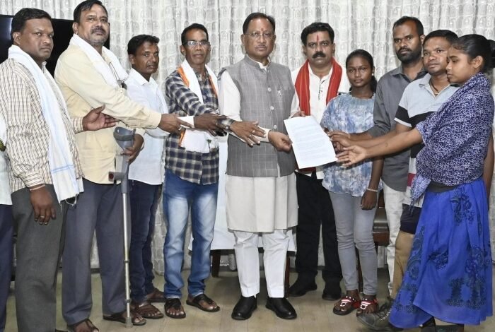 CM साय से नक्सल हिंसा पीड़ितों के प्रतिनिधिमंडल ने की मुलाकात, नक्सल उन्मूलन अभियान को मजबूती से आगे बढ़ाने का किया अनुरोध