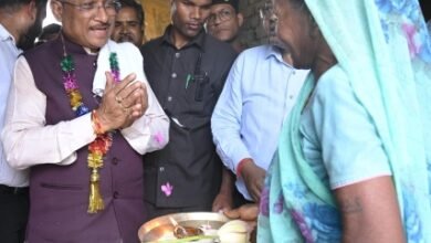 Good Governance Tihar: सीएम साय का हेलीकॉप्टर लिमगांव की बजाय सीधे करिगांव में उतरा, हल्दी-चावल का तिलक लगाकर महिलाओं ने किया स्वागत 4 सीएम साय का हेलीकॉप्टर लिमगांव की बजाय सीधे करिगांव में उतरा, हल्दी-चावल का तिलक लगाकर महिलाओं ने किया स्वागत