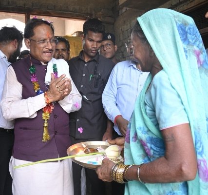 सीएम साय का हेलीकॉप्टर लिमगांव की बजाय सीधे करिगांव में उतरा, हल्दी-चावल का तिलक लगाकर महिलाओं ने किया स्वागत